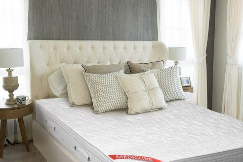 Ochraniacz na materac pikowany niciowo 200x220cm Ochraniacz na materac pikowany niciowo 200x220cm